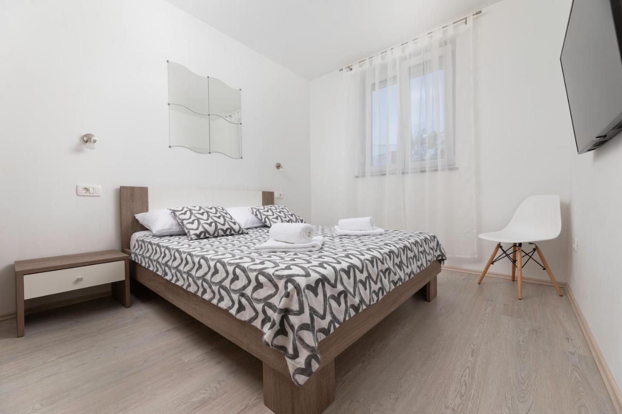 Apartments Jana Salatić エクステリア 写真